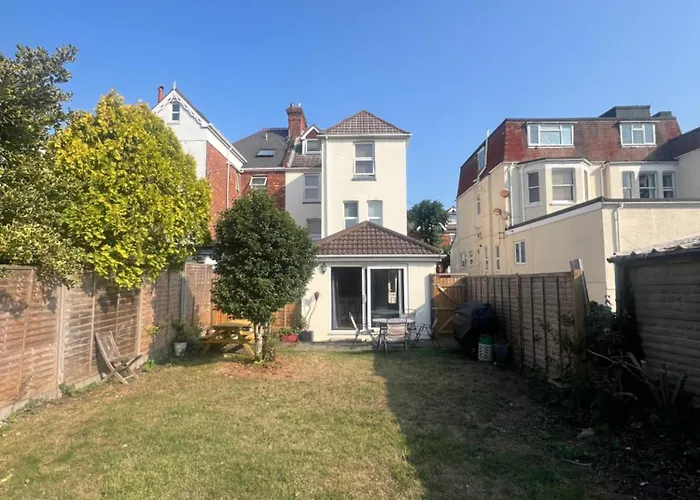 Open Plan Flat With Large Garden Close To Beach