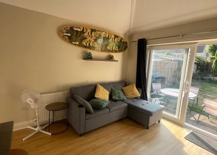Open Plan Flat With Large Garden Close To Beach