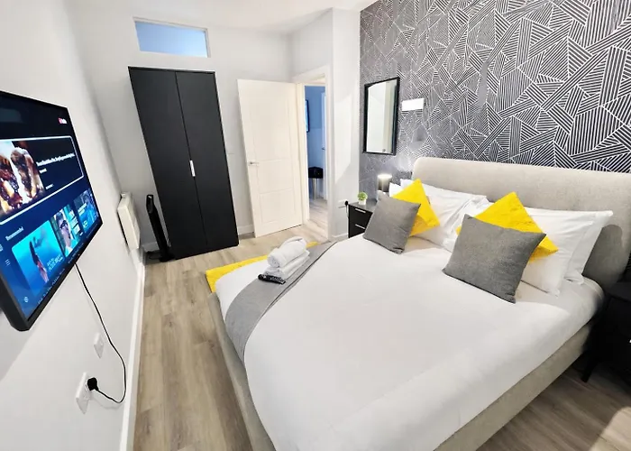Two Bedroom Apartment - Heart Of Bournemouth - Free Parking - Sleeps 6 - Close To Town And Beach