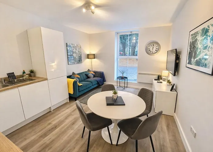 Two Bedroom Apartment - Heart Of Bournemouth - Free Parking - Sleeps 6 - Close To Town And Beach